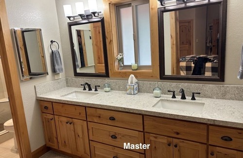 Chester Haus | Luxury Lake Front Home... West Lake Almanor: Dock, Kayaks, Big Lawn, FUN FOR ALL