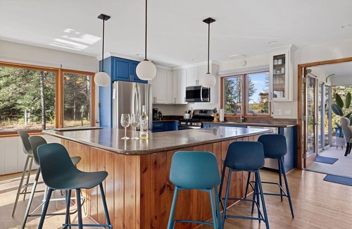 Michiana Wohnung | Juniper Presents: 2 Dream Homes=2 Kitchens, 6 Bds 6BAs, Bikes, 2min WalktoBeach