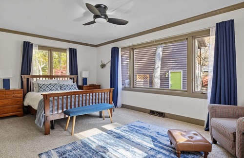 Michiana Wohnung | Juniper Presents: 2 Dream Homes=2 Kitchens, 6 Bds 6BAs, Bikes, 2min WalktoBeach