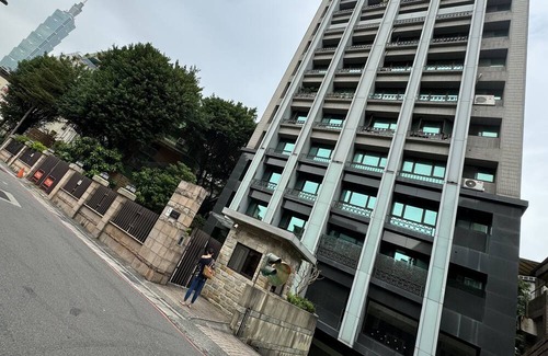 Xinyi Wohnung | Taipei 101 Xiangshan Mountain Getaway 5mins biking MTR & Taipei 101