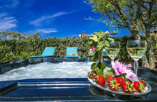 Rosini Haus | Villa Rossa is a charming renovated Istrian stone house located in the village Rosini near Porec.