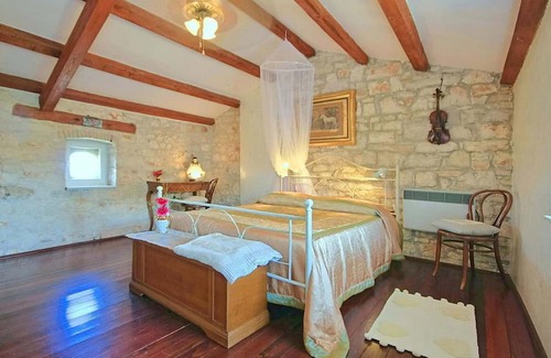 Rosini Haus | Villa Rossa is a charming renovated Istrian stone house located in the village Rosini near Porec.
