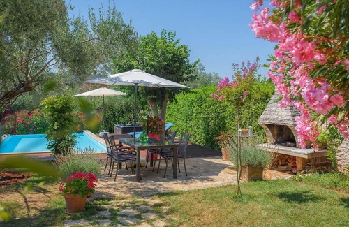 Rosini Haus | Villa Rossa is a charming renovated Istrian stone house located in the village Rosini near Porec.