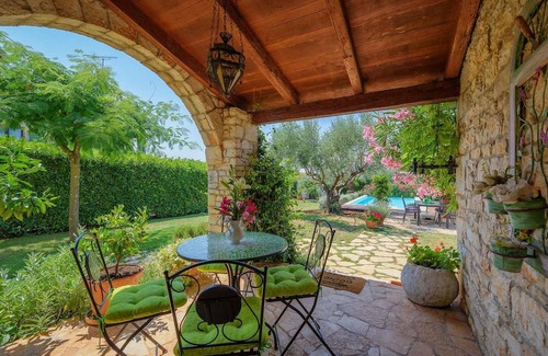 Rosini Haus | Villa Rossa is a charming renovated Istrian stone house located in the village Rosini near Porec.