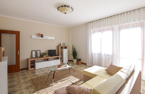 Lamon Wohnung | Look forward to a wonderful view of the countryside in this vacation apartment.