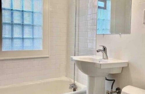 Victory Wohnung | Calm Relaxed Renovated 2bd Apt in Convenient Location. Monthly Stays.
