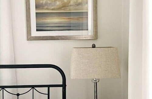 Victory Wohnung | Calm Relaxed Renovated 2bd Apt in Convenient Location. Monthly Stays.