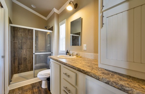 Robert Lee Kabine | Escape to Tranquility: Unwind and Embrace Nature at our Hillside Cabin