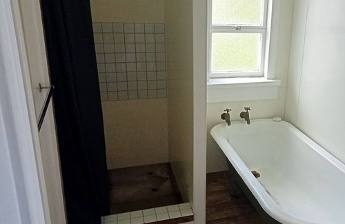 Colville Sonstige | Colville Village opposite iconic Colville Store and cafe beside tennis court