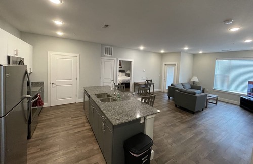 Plainfield Wohnung | Get in before it's gone! More space than a hotel and cheaper too!