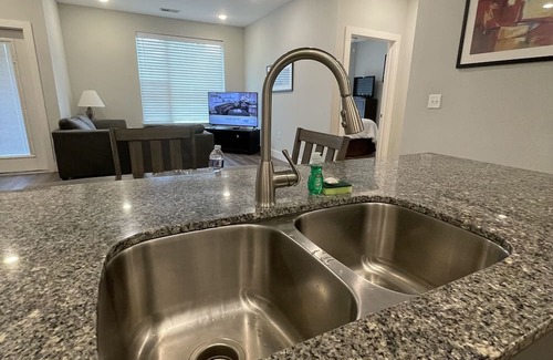 Plainfield Wohnung | Get in before it's gone! More space than a hotel and cheaper too!