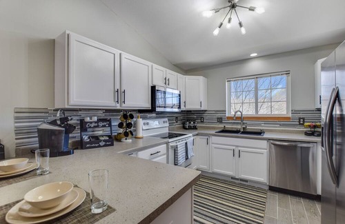 Deerfield Haus | Spacious Home + Fire Pit, Waterfall, Hot Tub, Home Theater! 20 min to DT Madison