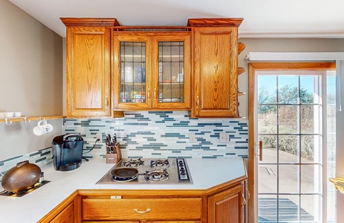 Tower Heights Hütte | Vintage Route 66 cottage with deck, views, yard games - near downtown