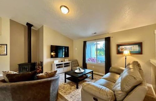 Baker City Haus | FO - Gorgeous! 4 Bdrm, 3 Bath Mtn Getaway, Hot Tub