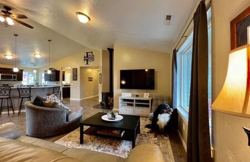 Baker City Haus | FO - Gorgeous! 4 Bdrm, 3 Bath Mtn Getaway, Hot Tub