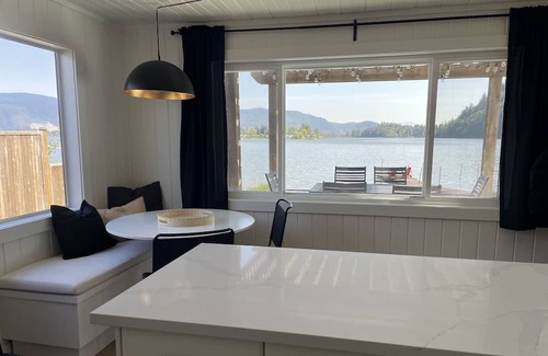 Hatzic Haus | Winter Escape with Amazing Views from the Hot Tub!
