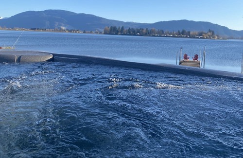 Hatzic Haus | Winter Escape with Amazing Views from the Hot Tub!