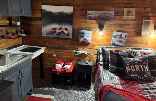 Alcona Kabine | Rustic Cozy Cabin In Innisfil Across from the Lake