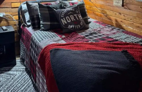 Alcona Kabine | Rustic Cozy Cabin In Innisfil Across from the Lake