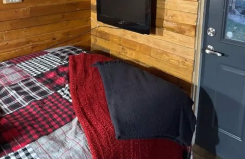 Alcona Kabine | Rustic Cozy Cabin In Innisfil Across from the Lake