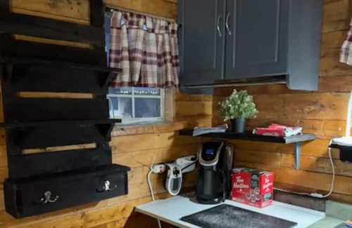 Alcona Kabine | Rustic Cozy Cabin In Innisfil Across from the Lake