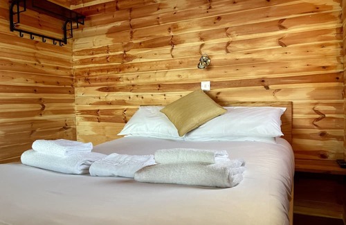 Boston Kabine | Child and Pet Friendly Fishing Cabins on lake side