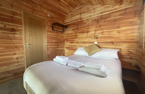 Boston Kabine | Child and Pet Friendly Fishing Cabins on lake side