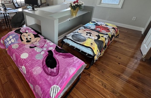 Ampere Haus | Luxurious king bed, three story house, fire pit, NYC train and shopping center