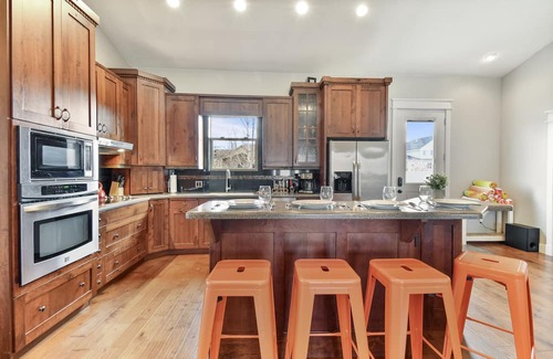 Heber Haus | MountainView Retreat, Family/Team Friendly, Hot Tub, Pets, Game Room, FirePit