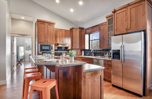 Heber Haus | MountainView Retreat, Family/Team Friendly, Hot Tub, Pets, Game Room, FirePit