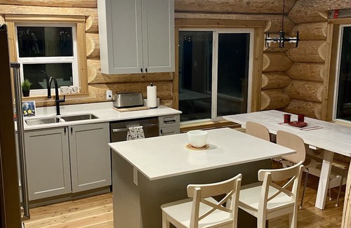 Sunshine Valley Kabine | Log cabin retreat, in beautiful Sunshine Valley, minutes from Manning Park.