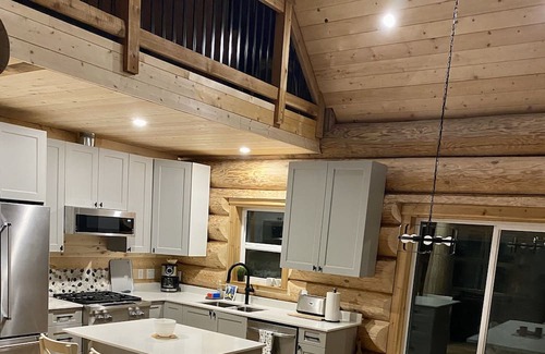 Sunshine Valley Kabine | Log cabin retreat, in beautiful Sunshine Valley, minutes from Manning Park.