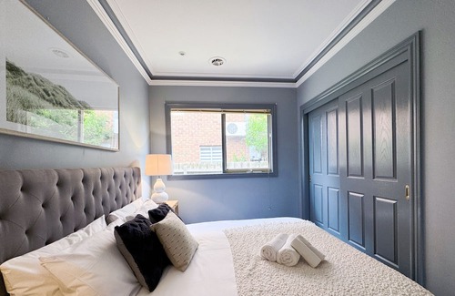 Knoxfield Haus | Victorian design house, 5-minute walk to lake, 3-minute drive to shopping mall.