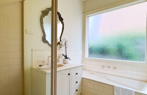 Knoxfield Haus | Victorian design house, 5-minute walk to lake, 3-minute drive to shopping mall.