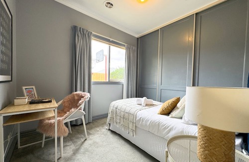 Knoxfield Haus | Victorian design house, 5-minute walk to lake, 3-minute drive to shopping mall.