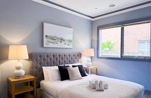 Knoxfield Haus | Victorian design house, 5-minute walk to lake, 3-minute drive to shopping mall.