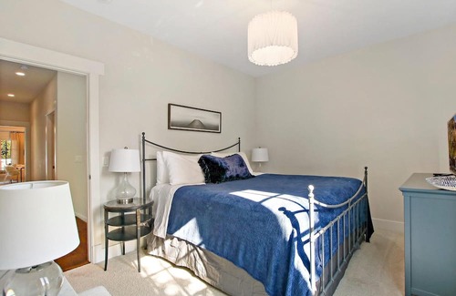 Libertyville Haus | Luxury home w/ rooftop & porch RIGHT in downtown Libertyville ★ Near Naval Base