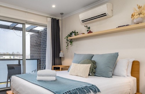 Coombs Haus | Coom1 · Home w/ Water Views - 10mins to the City/Woden