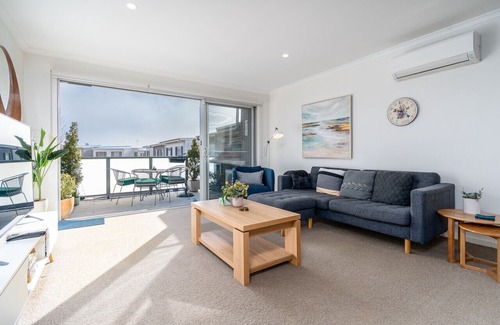 Coombs Haus | Coom1 · Home w/ Water Views - 10mins to the City/Woden