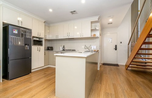 Queanbeyan East Haus | 2-Storey Townhouse in the heart of Queanbeyan
