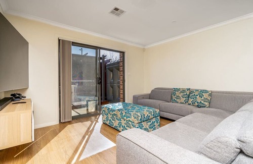Queanbeyan East Haus | 2-Storey Townhouse in the heart of Queanbeyan