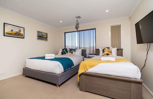 Queanbeyan East Haus | 2-Storey Townhouse in the heart of Queanbeyan