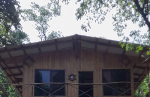 Rio Seco Kabine | Rustic Costa Rica experience. wooden house in the trees.
