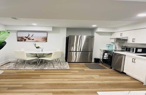 Innisfil Wohnung | Luxury 2-Bed Suit with Free Parking, Separate Entrance & Fire Pit in Innisfil
