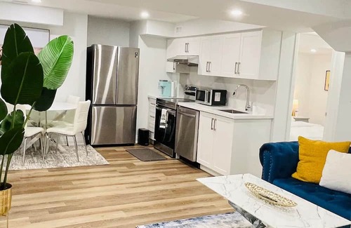 Innisfil Wohnung | Luxury 2-Bed Suit with Free Parking, Separate Entrance & Fire Pit in Innisfil
