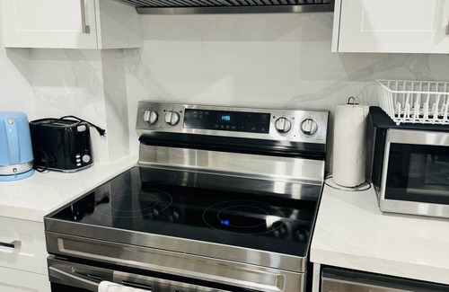 Innisfil Wohnung | Luxury 2-Bed Suit with Free Parking, Separate Entrance & Fire Pit in Innisfil