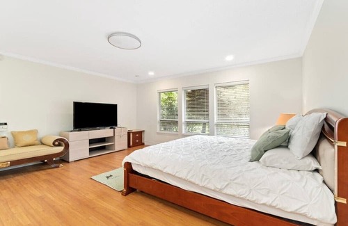 Richmond Haus | Spacious bachelor suite with private bathroom in tranquility area