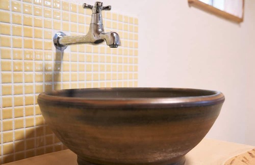 Wake Haus | A private lodging house renovated with natural mat / Wake-gun Okayama