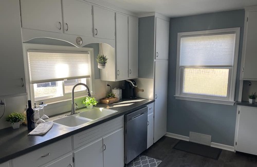 Ann Arbor Haus | Quiet Modern Apartment