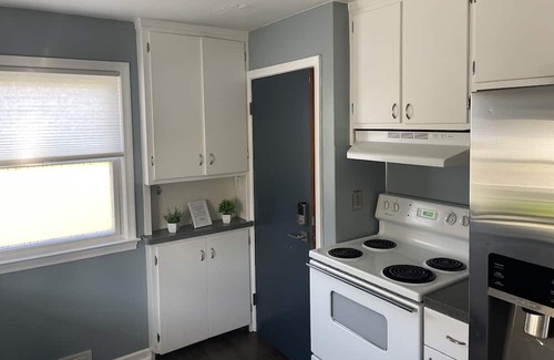 Ann Arbor Haus | Quiet Modern Apartment